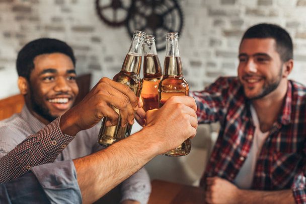 Amici che bevono bottiglie di birra, festeggiano l'incontro
 - Foto, immagini