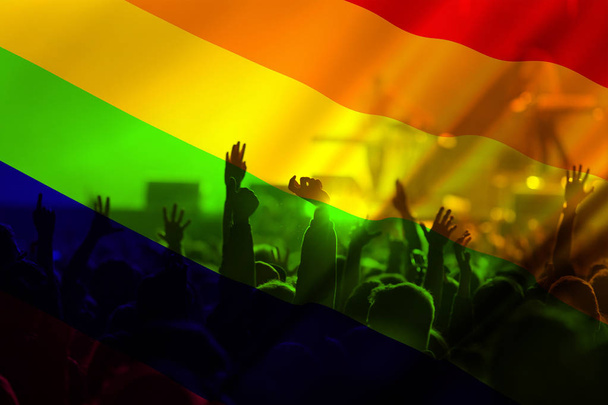 虹の旗を持つゲイやレズビアンのパレードのシルエット-愛と寛容の象徴 - 写真・画像