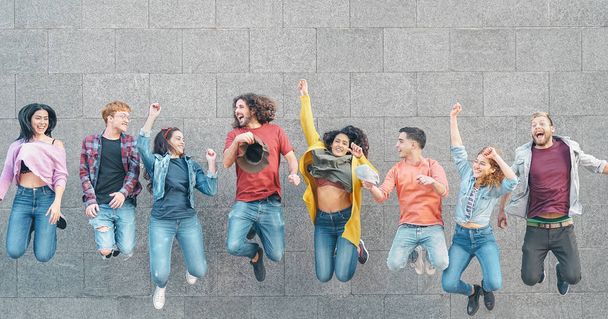 Amigos felices saltando juntos al aire libre - Jóvenes milenarios divirtiéndose celebrando juntos afuera - Concepto de amistad, fiesta de celebración y estilo de vida juvenil
 - Foto, imagen