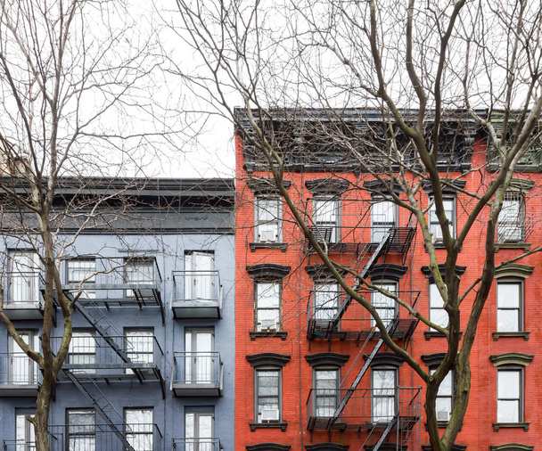 Condomini in stile vintage blu e rosso nel quartiere East Village di Manhattan a New York - Foto, immagini