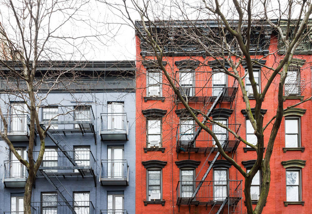 Синие и красные дома в винтажном стиле в районе Ист-Виллидж Манхэттена в Нью-Йорке NYC - Фото, изображение