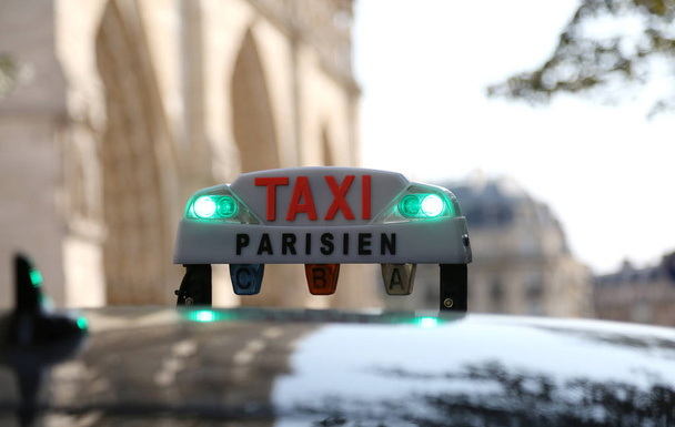 Paryskie taksówki tekst z dostępu światła w stolicy Francji - Zdjęcie, obraz