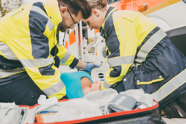 Les ambulanciers effectuent les premiers soins à l'ambulance
 - Photo, image