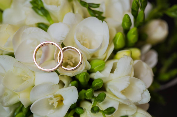 Two wedding rings in infinity sign. Love concept. - Foto, imagen
