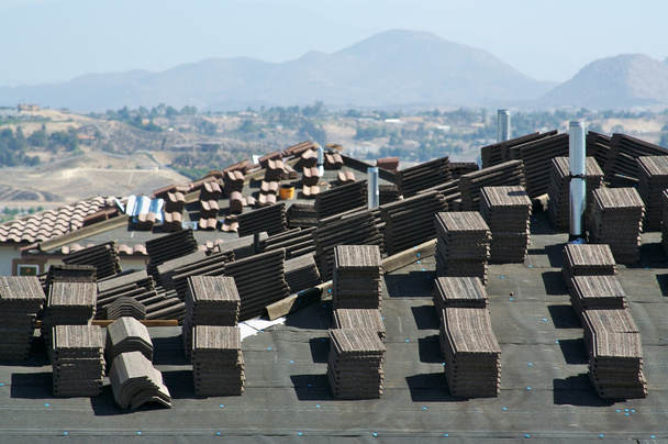 Новая строительная площадка для дома Крыша со стопками плитки
 - Фото, изображение