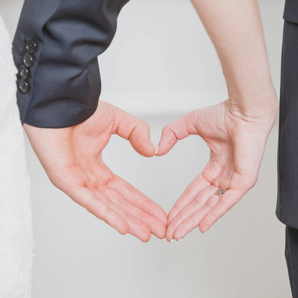wedding couple showing shape of heart from their hands. - Foto, immagini