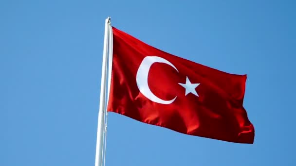 Turkije nationale vlag wapperen tegen blauwe hemel - Video
