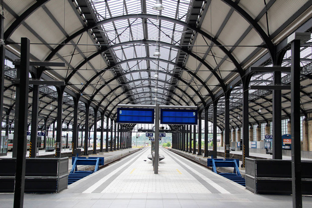 Zobacz wzdłuż torów na stacji w wiesbaden hessen, którą Niemcy sfotografowany podczas zwiedzania w lato w multi, kolorowy - Zdjęcie, obraz