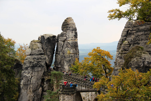 vue sur les rochers formés spéciaux dans le parc de dresden sachsen Allemagne photographié en multicolore lors d'une visite guidée en automne
 - Photo, image