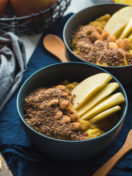 Confortable concept de petit déjeuner avec amarante au curcuma
 - Photo, image