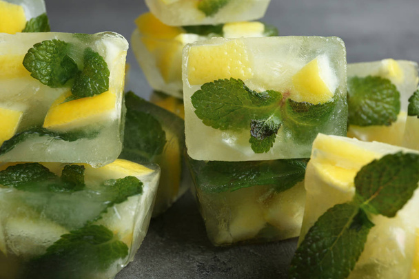 Ice cubes with mint and lemon, closeup - Foto, Imagem