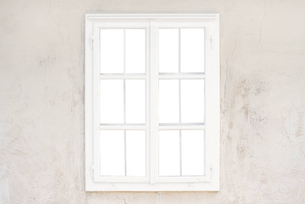 Vidrio aislado, interior del marco de la ventana en la pared rústica vieja
 - Foto, Imagen