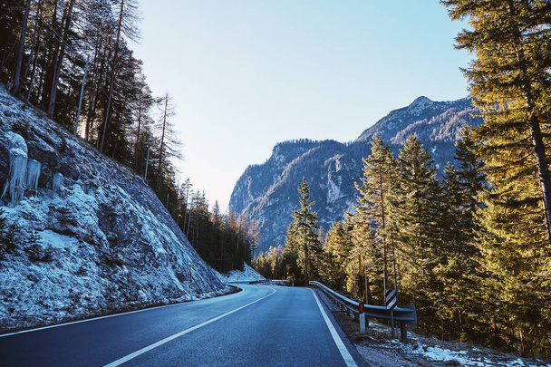 Carretera en las montañas de Toblach municipio al atardecer. Italia bellezas
 - Foto, imagen