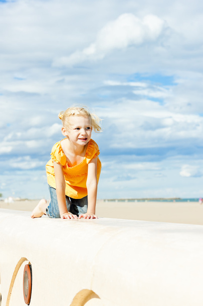 little girl on the beach - Foto, Imagen