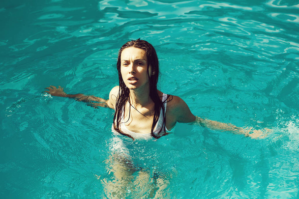 pretty sexy woman in swimming pool - Foto, Imagen
