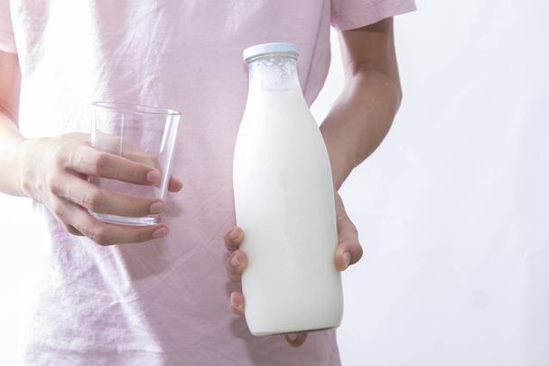 şişe cam, taze süt ve süt ile genç adam - Fotoğraf, Görsel