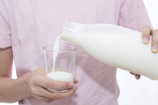 junger Mann mit Flasche Milch und Glas, frische Milch - Foto, Bild