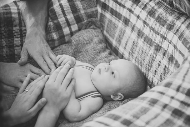Mains sur le ventre du bébé
 - Photo, image