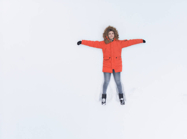 The girl in the snow - top view - Foto, Imagem