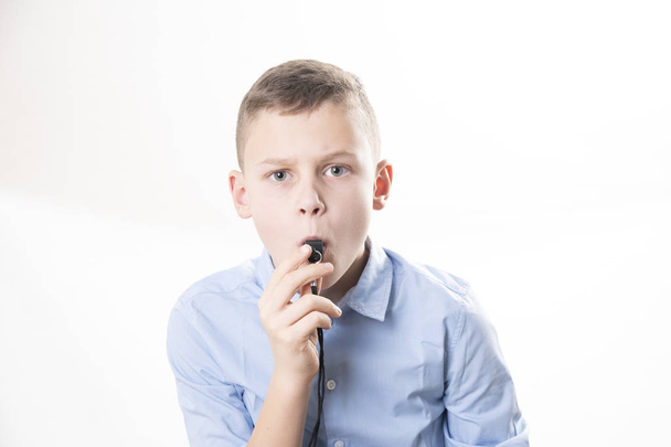 Junge mit Trillerpfeife auf weißem Hintergrund - Foto, Bild