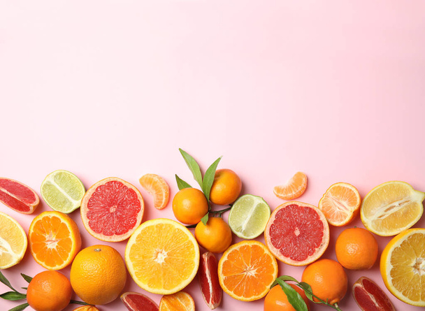 Different citrus fruits on color background, top view. Space for text - Fotografie, Obrázek