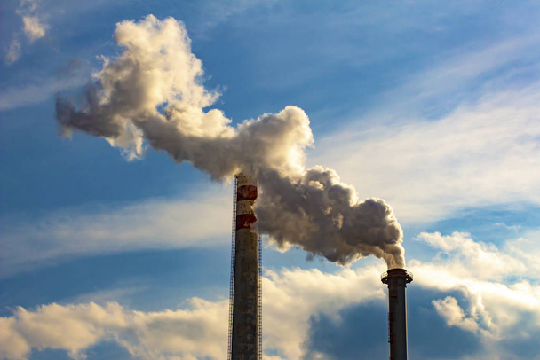Fumée industrielle provenant des cheminées avec ciel nuageux
 - Photo, image