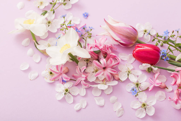 beautiful spring flowers on paper background - Foto, imagen