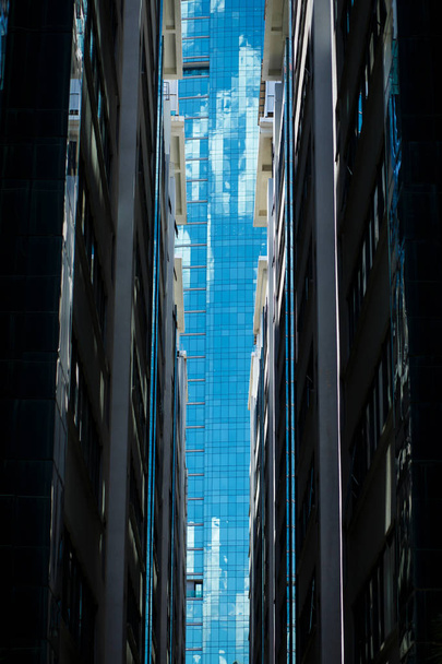 Дивлячись на повну склянку довіри між двома офісних будівель в центрі міста кл. - Фото, зображення