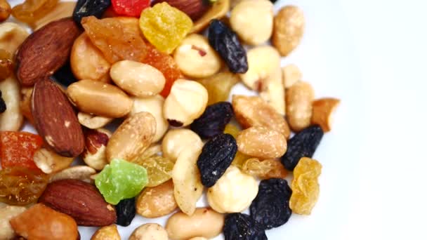 Gemengde droge noten en vruchten. Gezonde voeding en snack - Video