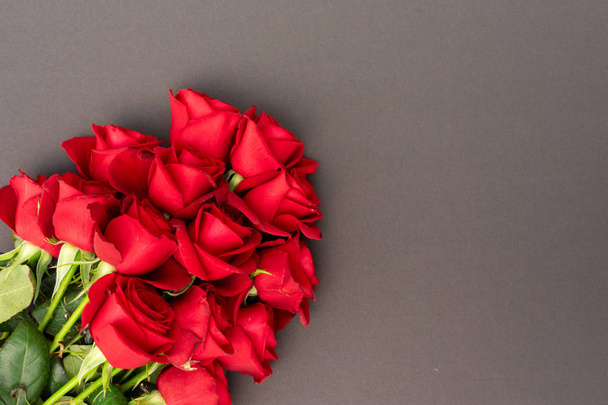 Red roses on black background - Zdjęcie, obraz