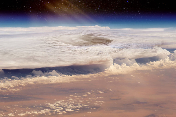Huracán sobre el desierto de arena. Collage. Los elementos de esta imagen proporcionados por la NASA
. - Foto, Imagen