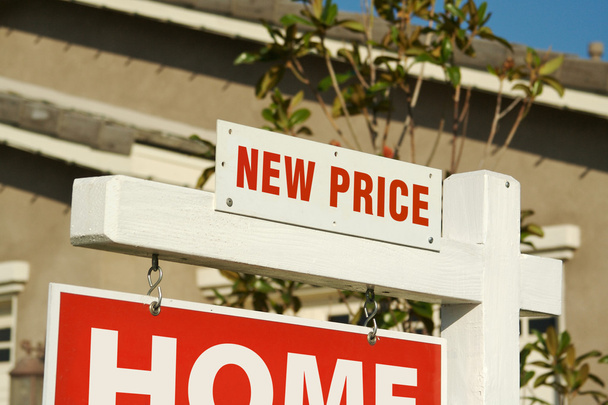 Nuevo precio Real Estate Sign and House
 - Foto, Imagen