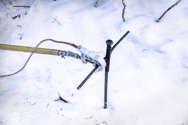 Puesta a tierra portátil atornillada en el suelo nevado
 - Foto, Imagen