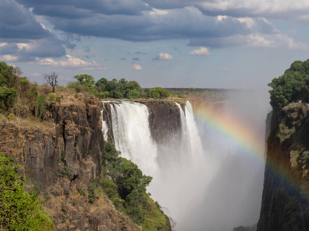 Gökkuşağının üstünde Victoria Falls Zambezi Nehri üzerinde. Victoria falls Zambiya ve Zimbabve kenarlığını Zambezi nehir üzerinde Güney Afrika'da bir şelale mi. - Fotoğraf, Görsel