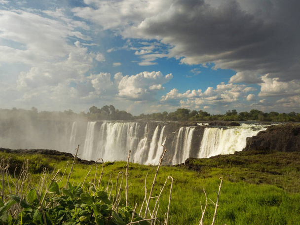 Victoria Falls est une cascade en Afrique australe sur le fleuve Zambèze à la frontière de la Zambie et du Zimbabwe
. - Photo, image