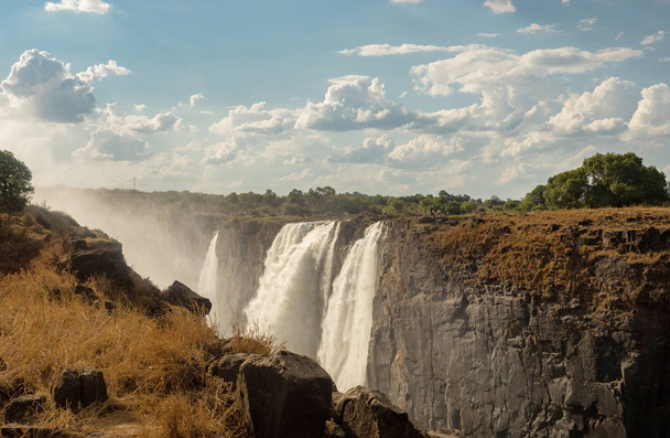 Arcobaleno sopra Victoria Falls sul fiume Zambesi. Victoria falls è una cascata dell'Africa australe sul fiume Zambesi al confine tra Zambia e Zimbabwe
. - Foto, immagini