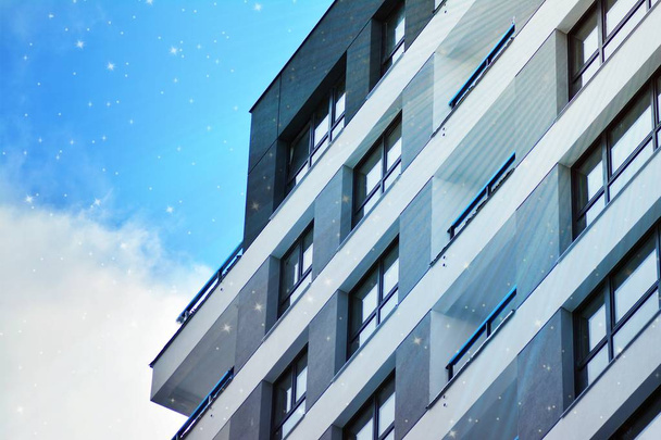 Cielo con las estrellas por encima de un edificio residencial de varios pisos
. - Foto, Imagen