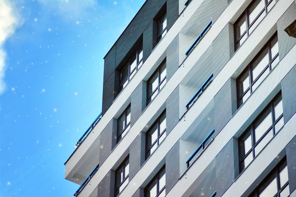Cielo con las estrellas por encima de un edificio residencial de varios pisos
. - Foto, Imagen