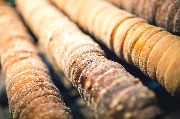 Σακχαρόπηκτες ψωμάκια, γλυκά παραδοσιακά γλυκά, φαγητό του δρόμου, Trdelnik, Πράγα. - Φωτογραφία, εικόνα