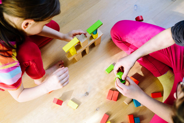 παιδιά που παίζουν με πολύχρωμα ξύλινα μπλοκ - θέα από ψηλά - Φωτογραφία, εικόνα