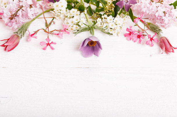 Composición floral festiva sobre fondo de madera blanca. Vista aérea - Foto, imagen