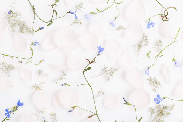 Ünnepi virág kompozíció a fehér fa háttér. Felülnézet - Fotó, kép