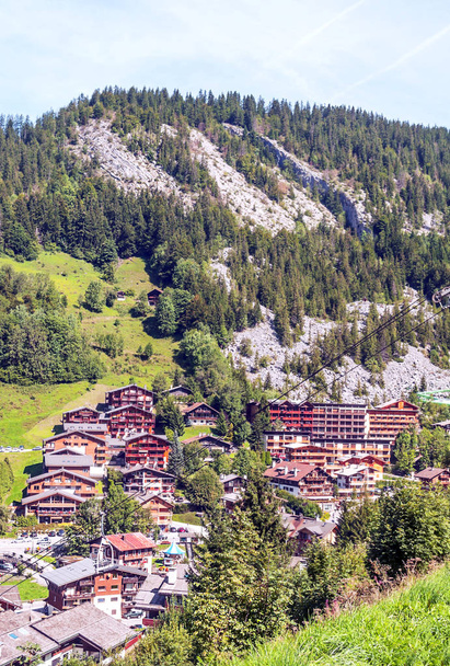 Деревня, расположенная на вершине холма во французских Альпах в солнечный день
. - Фото, изображение