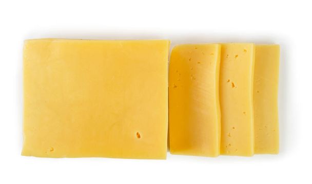 Käse in Scheiben geschnitten auf einem weißen. Ansicht von oben - Foto, Bild