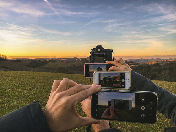 Фотографування пейзажу на заході сонця зі смартфонами та рефлекторними камерами
 - Фото, зображення