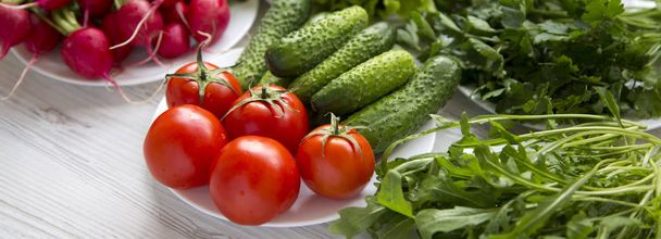 Joukko erilaisia tuoreita ainesosia salaatin valmistukseen: tomaatit, retiisi, kurkku, arugula, salaatti, sivunäkymä. Terveellistä ruokaa. lähikuva-analyysi
. - Valokuva, kuva