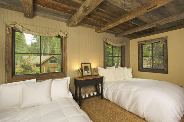 Luxurious Rustic Log Cabin Bedroom - Foto, Bild