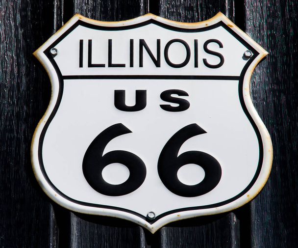 Vintage Route 66 Illinois jel-val a háttér fekete fa panelek. - Fotó, kép