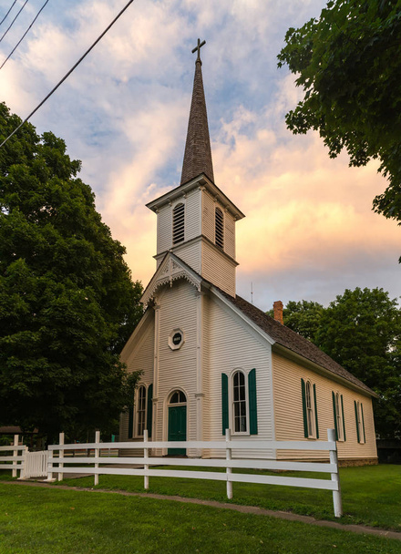 St. Peter dán evangélikus egyház (régi dán templom) a naplemente. 1880-ban épít a legrégebbi dán Evangélikus-Lutheránus egyház Amerikában. Sheffield, Illinois, Amerikai Egyesült Államok - Fotó, kép