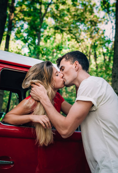 Young couple kissing from the window in the car - Фото, зображення